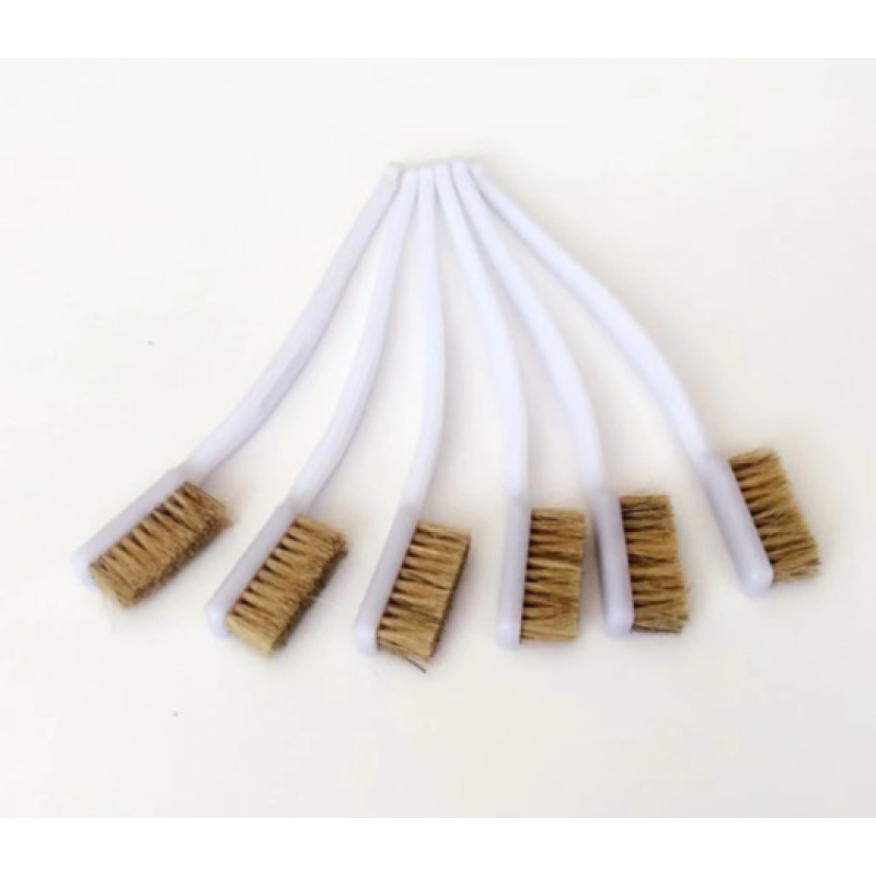 Універсальна щітка для деталінгу та чищення важкодоступних місць.